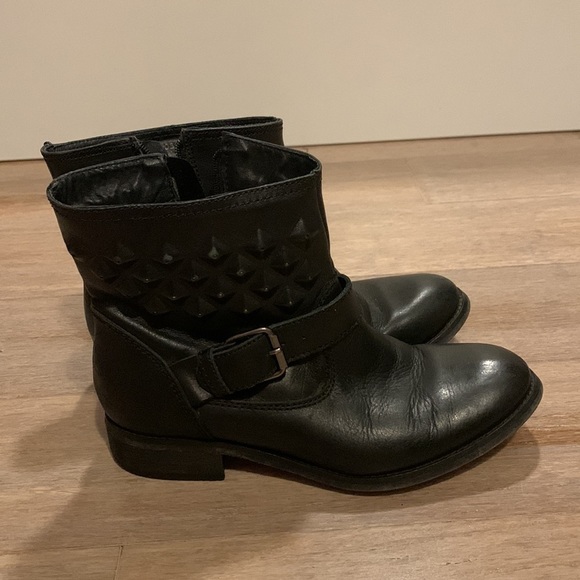𝅺Shoestock ankle black leather boot with buckle and zipper  size 6 gently used. - Picture 11 of 15